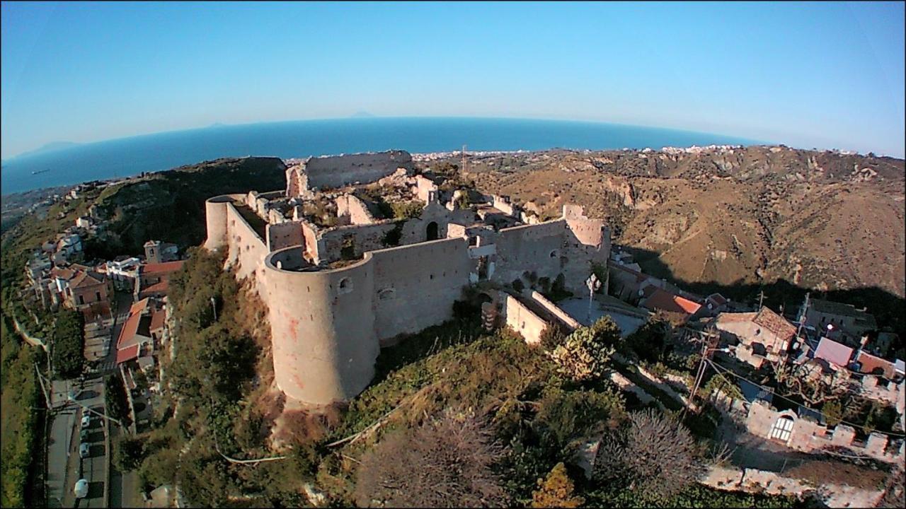 L'Isola Di Ago Lejlighed Torregrotta Eksteriør billede